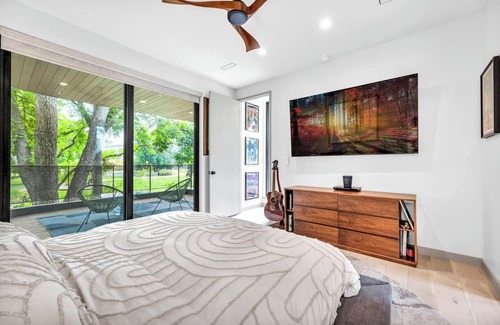Govalle Apartamento | Modern Art House - Private Parking, Yard, & Grill