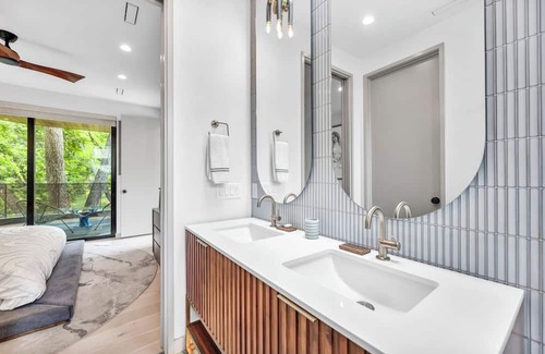 Govalle Apartamento | Modern Art House - Private Parking, Yard, & Grill