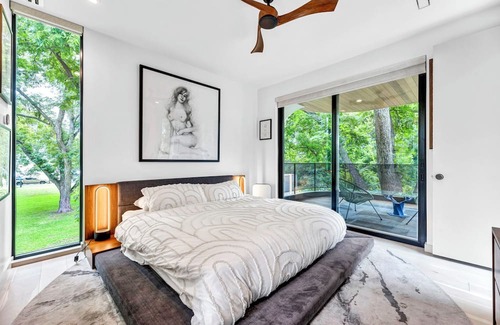 Govalle Apartamento | Modern Art House - Private Parking, Yard, & Grill