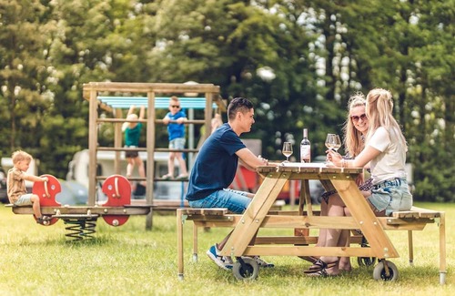 Lieren Casa | Enjoy a charming and comfortable stay in our cozy Safari Tent XS in the Veluwe.