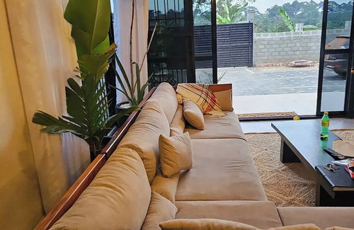 Entebbe Cama Y Desayuno | Love Nest Haven in Kampala