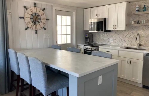 Hampton Cabaña | Updated beach cottage with plenty of amenities and 4 parking spots!