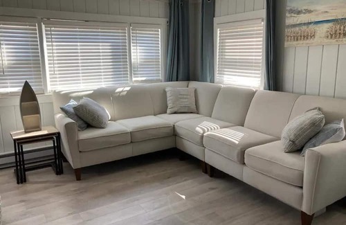 Hampton Cabaña | Updated beach cottage with plenty of amenities and 4 parking spots!