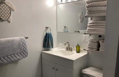 Hampton Cabaña | Updated beach cottage with plenty of amenities and 4 parking spots!
