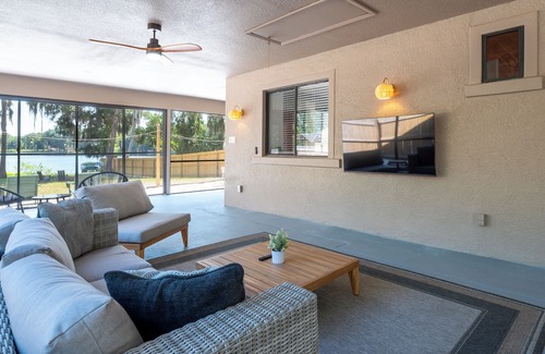 Odessa Casa | Serene Lakefront Retreat: Unwind on Lake Wood