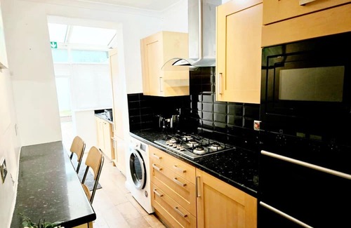 Broad Green Casa | Cosy Single Room 10 mins from vibrant East Croydon!
