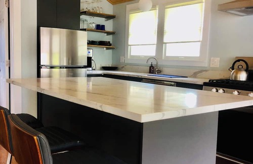 Old Southeast Apartamento | NEWLY REMODELED 1-bedroom private suite with pool close to downtown St. Pete