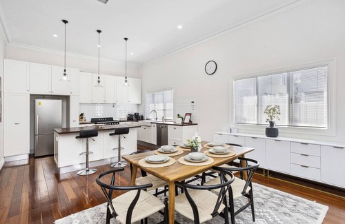 North Perth Casa | Grand Hyde Park 3 Bedroom Home by WorldWide Welcome