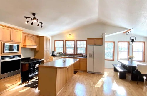 Huntsville Cabaña | Water Front Cottage with dock - 5 min from the town, pet-friendly