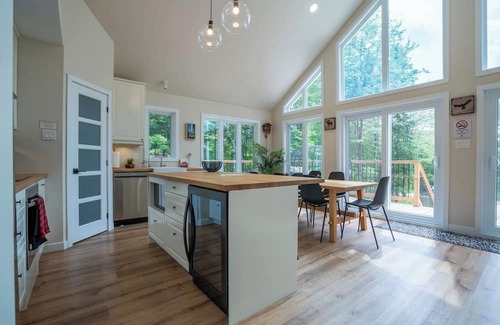 Amherst Casa | Chalet Serenity| Hot Tub | Lake Access |Pool Table