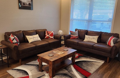 Denham Springs Casa | Simply Stay sleeps up to 8 people and is conveniently located right off the I-12