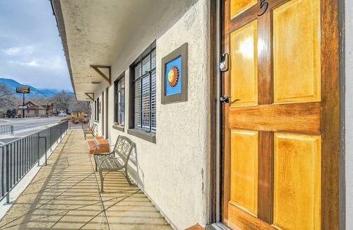 West Colorado Springs Apartamento | Explore & Relax: Pet-Friendly Studio in Historic Old Colorado City, Steps from Outdoor Adventures