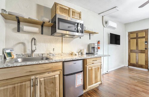 West Colorado Springs Apartamento | Explore & Relax: Pet-Friendly Studio in Historic Old Colorado City, Steps from Outdoor Adventures