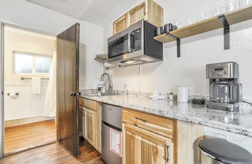 West Colorado Springs Apartamento | Explore & Relax: Pet-Friendly Studio in Historic Old Colorado City, Steps from Outdoor Adventures