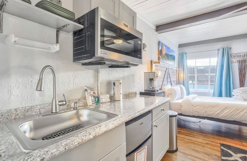 West Colorado Springs Apartamento | Rustic-Chic Retreat: Your Ideal Colorado Springs Getaway for Outdoor Enthusiasts and Dog Lovers