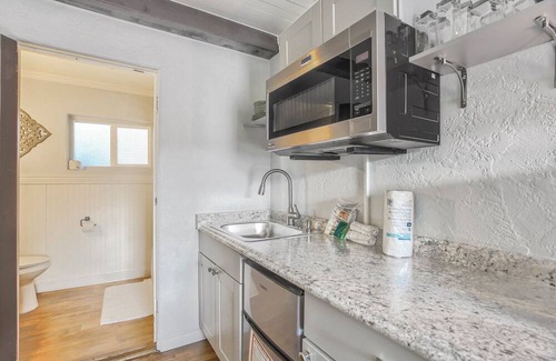 West Colorado Springs Apartamento | Rustic-Chic Retreat: Your Ideal Colorado Springs Getaway for Outdoor Enthusiasts and Dog Lovers