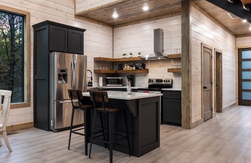 Broken Bow Cabina | New Cabin- Luxury Heated Pool, Hot Tub, Fire Pit 5 Bedroom Cabin by RedAwning