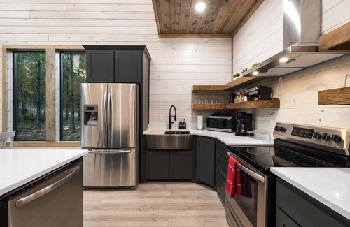 Broken Bow Cabina | New Cabin- Luxury Heated Pool, Hot Tub, Fire Pit 5 Bedroom Cabin by RedAwning