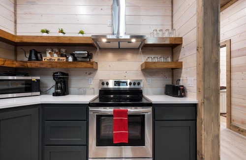 Broken Bow Cabina | New Cabin- Luxury Heated Pool, Hot Tub, Fire Pit 5 Bedroom Cabin by RedAwning