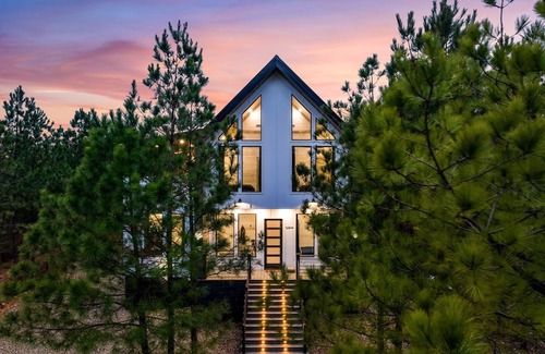 Broken Bow Cabina | New Cabin- Luxury Heated Pool, Hot Tub, Fire Pit 5 Bedroom Cabin by RedAwning