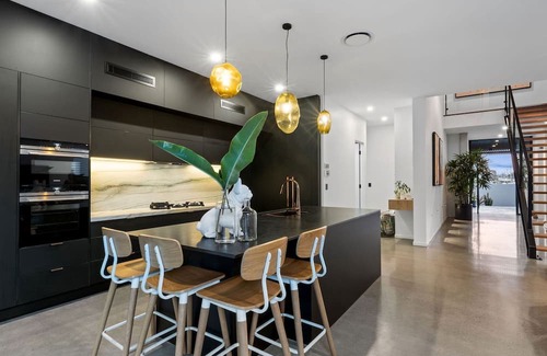 Warana Casa | Luxurious Waterfront Home