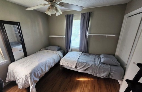 East Congress Casa | LOCATION LOCATION LOCATION! Austin home w/ Pool, FULLGYM, IceBath & PaddleBoards