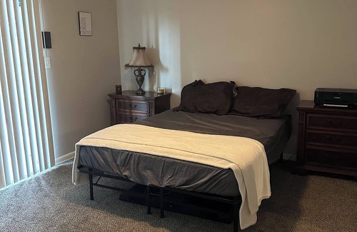 Riverview Apartamento | Charming One Bedroom KCK Apartment - Cold AC - WiFi - Clean & Affordable!