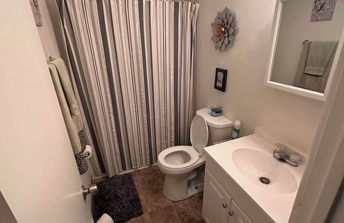 Riverview Apartamento | Charming One Bedroom KCK Apartment - Cold AC - WiFi - Clean & Affordable!