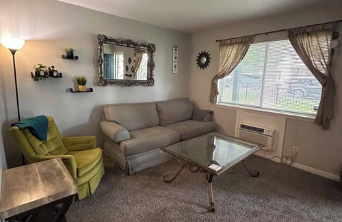 Riverview Apartamento | Charming One Bedroom KCK Apartment - Cold AC - WiFi - Clean & Affordable!