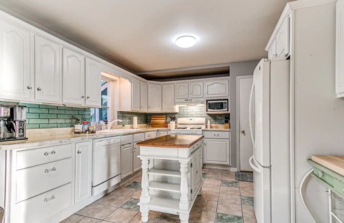 Ames Casa | NEW LISTING! Family-Friendly Retreat: Cozy & Spacious Haven by RedAwning