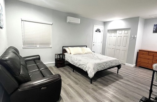 Hermosa Village Apartamento | Charming 1-bedroom studio with WiFi and AC close to Disneyland