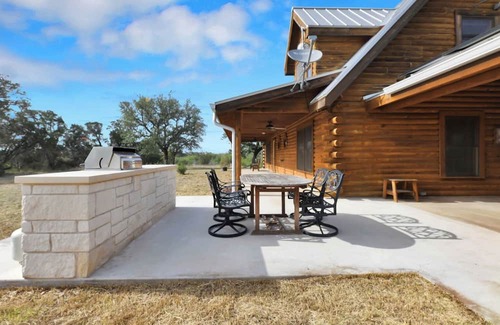 Burnet Cabina | EHAD RANCH 3-bedroom cabin in the Hill Country of Texas
