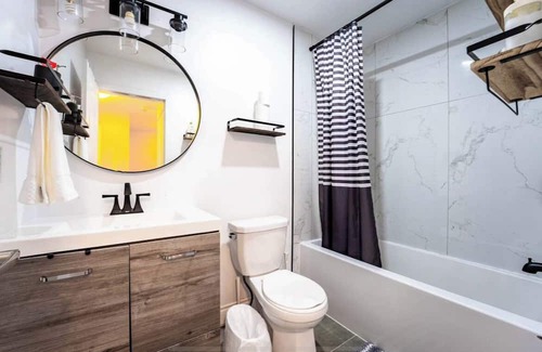 Downsview Casa | Near YYZ and Yorkdale Mall w Free Parking Spot