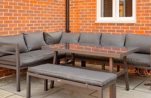 Wokingham Casa | Spacious, Modern Townhouse I Pass The Keys
