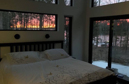 Lakefield Casa | Modern Waterfront Retreat