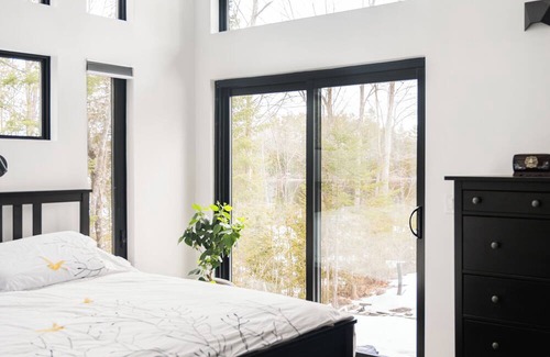 Lakefield Casa | Modern Waterfront Retreat