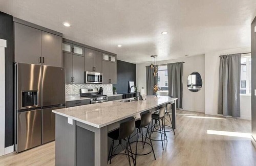 American Fork Casa | New! Onyx Oasis | 2 Car Garage | TV | Central