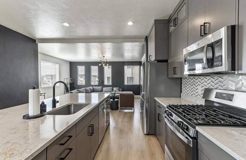 American Fork Casa | New! Onyx Oasis | 2 Car Garage | TV | Central