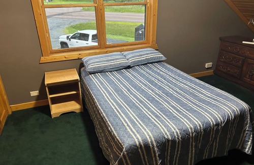 Hannibal Cabina | Cozy 2 bedroom plus sleeping loft cabin in delightful Gilman with AC, WiFi
