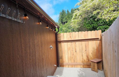 Lakeside Cabaña | So much to enjoy at this 2-bedroom cottage in Charming Lakeside.