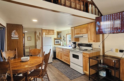 Lakeside Cabaña | So much to enjoy at this 2-bedroom cottage in Charming Lakeside.