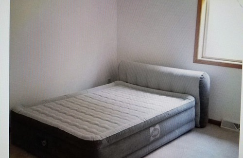 Omro Casa | Enjoyable house with AC in Omro for EAA! Vacant home new high queen air mattress