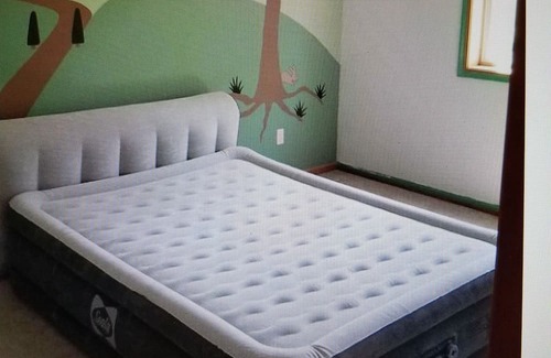 Omro Casa | Enjoyable house with AC in Omro for EAA! Vacant home new high queen air mattress