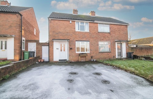 Brierley Hill Casa | Spacious Two-Bedroom House with garden and parking