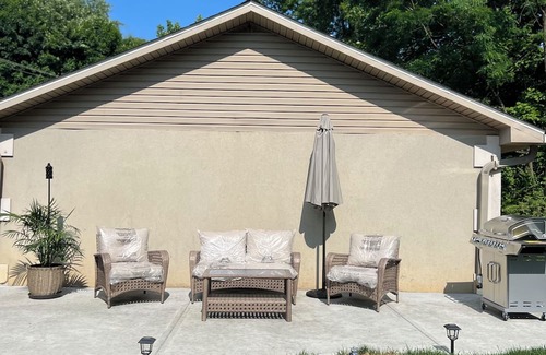 Harrison Cabaña | Hillside Charm-Adorable and Charming 2-Bedroom Cottage in Harrison Ohio