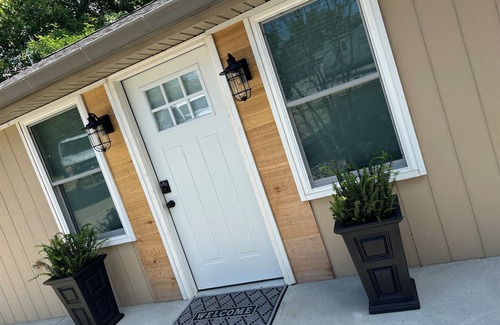 Harrison Cabaña | Hillside Charm-Adorable and Charming 2-Bedroom Cottage in Harrison Ohio