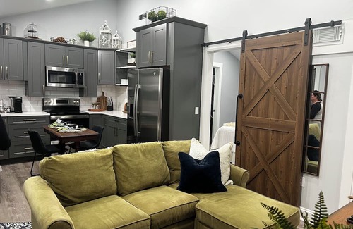 Harrison Cabaña | Hillside Charm-Adorable and Charming 2-Bedroom Cottage in Harrison Ohio