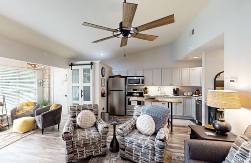 Salado Condominio | Updated condo near the Golf Course with fireplace, wifi
