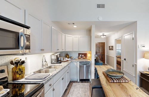 Salado Condominio | Updated condo near the Golf Course with fireplace, wifi
