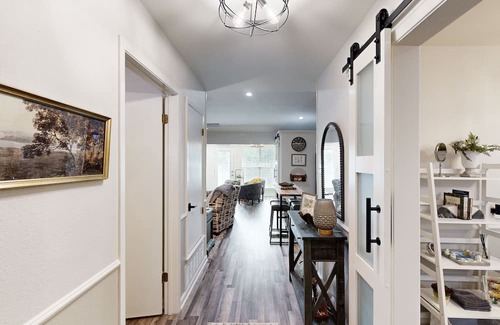 Salado Condominio | Updated condo near the Golf Course with fireplace, wifi